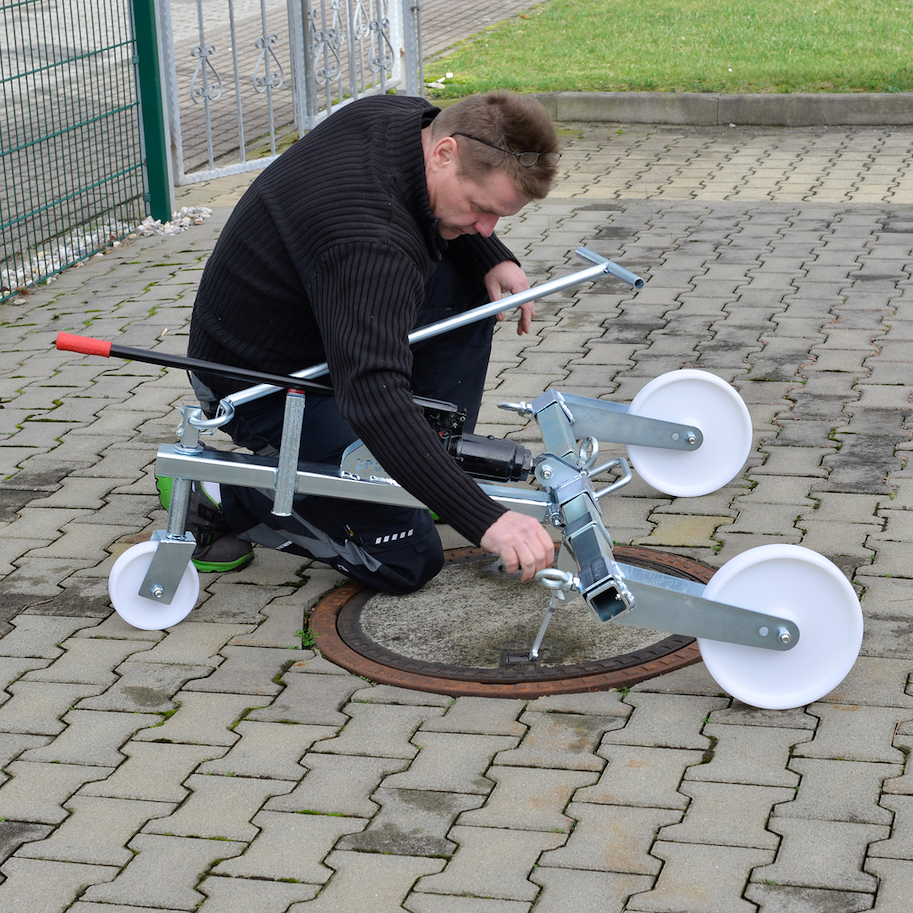 Hydraulischer Kanaldeckelheber mit Fahrwerk